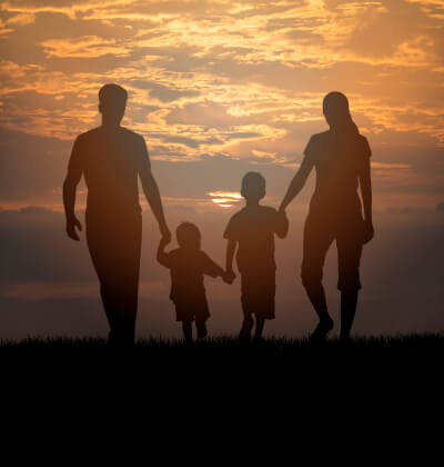 Familia Asegurada Caminando En Un Atardecer